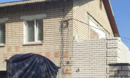 Вдарили дроном по двоповерховому будинку в центрі Нікополя і поранили трьох людей – поліція