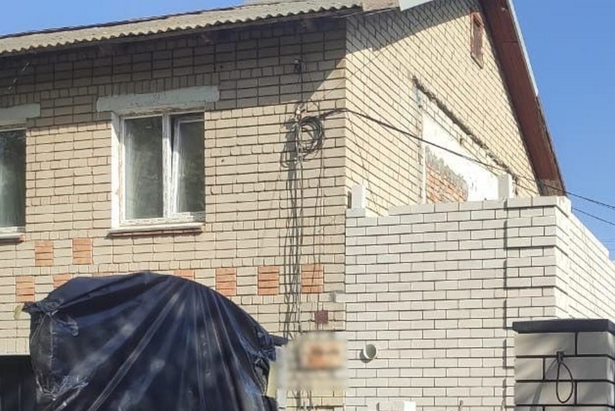 Вдарили дроном по двоповерховому будинку в центрі Нікополя і поранили трьох людей – поліція 1 Вдарили дроном по двоповерховому будинку в центрі Нікополя і поранили трьох людей – поліція