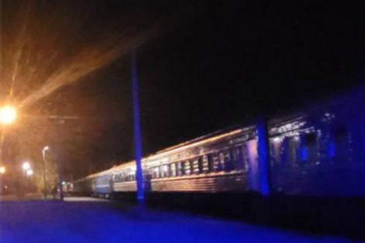 Хотів на ходу застрибнути у вагон, але потрапив під потяг – нещастя з пасажиром поїзду «Кривий Ріг-Київ» 1 Хотів на ходу застрибнути у вагон, але потрапив під потяг – нещастя з пасажиром поїзду «Кривий Ріг-Київ»