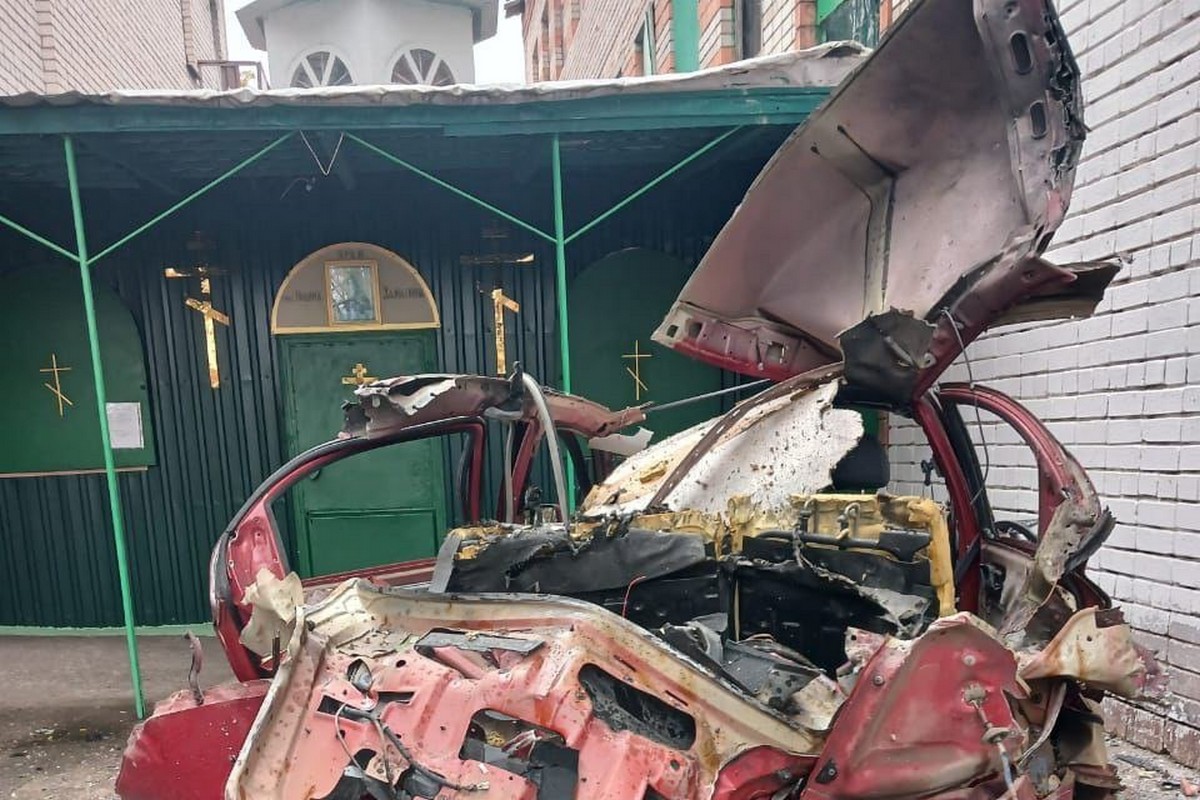 Автівки біля церкви сильно понівечило вибухом і вогнем: про наслідки обстрілів Нікополя розповіли у поліції 1 Автівки біля церкви сильно понівечило вибухом і вогнем: про наслідки обстрілів Нікополя розповіли у поліції