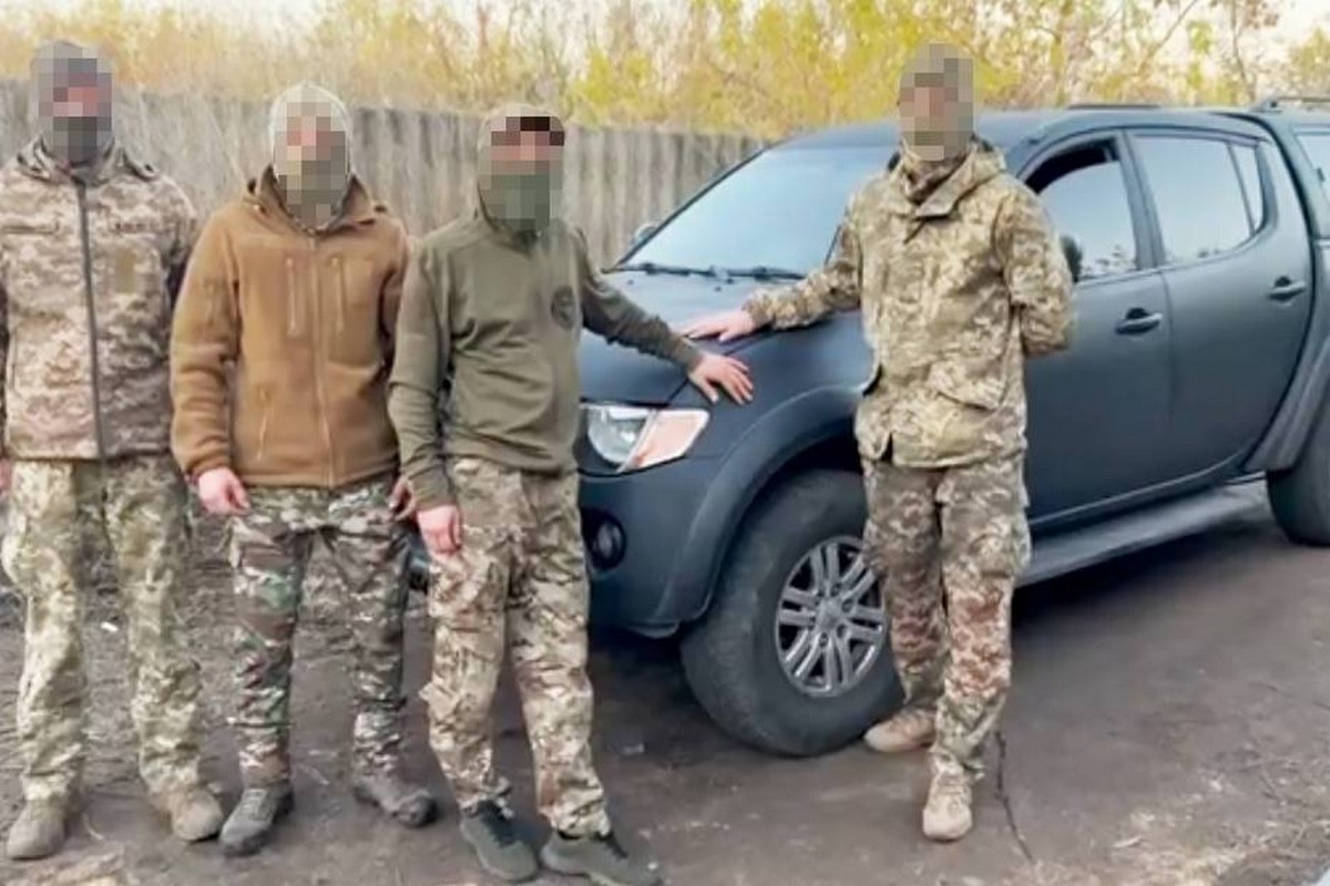 Нікополь передав позашляховик для потреб військових 1 Нікополь передав позашляховик для потреб військових