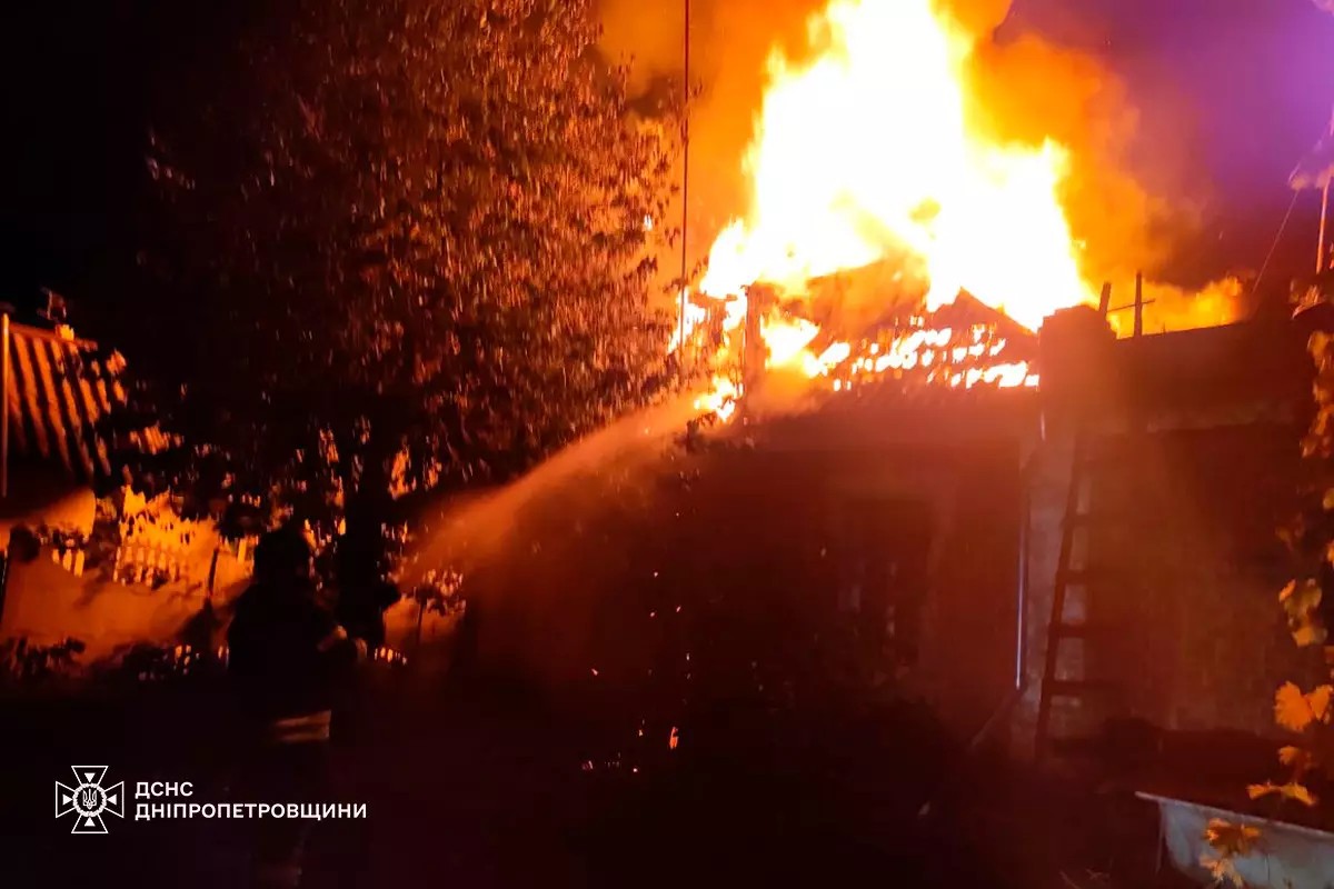 У Нікополі горів житловий будинок на площі 160 квадратів 1 У Нікополі горів житловий будинок на площі 160 квадратів