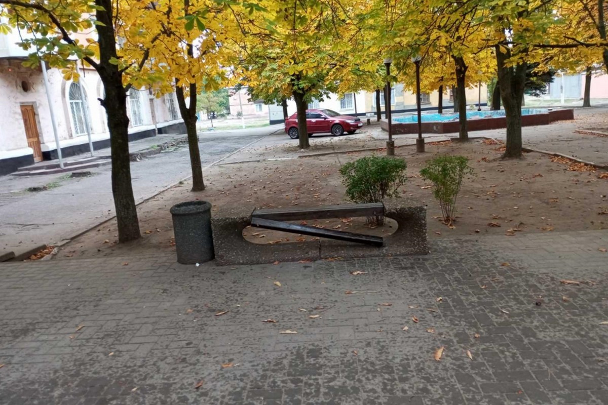 У Покрові невідомі понівечили лавочки на центральній вулиці 1 У Покрові невідомі понівечили лавочки на центральній вулиці