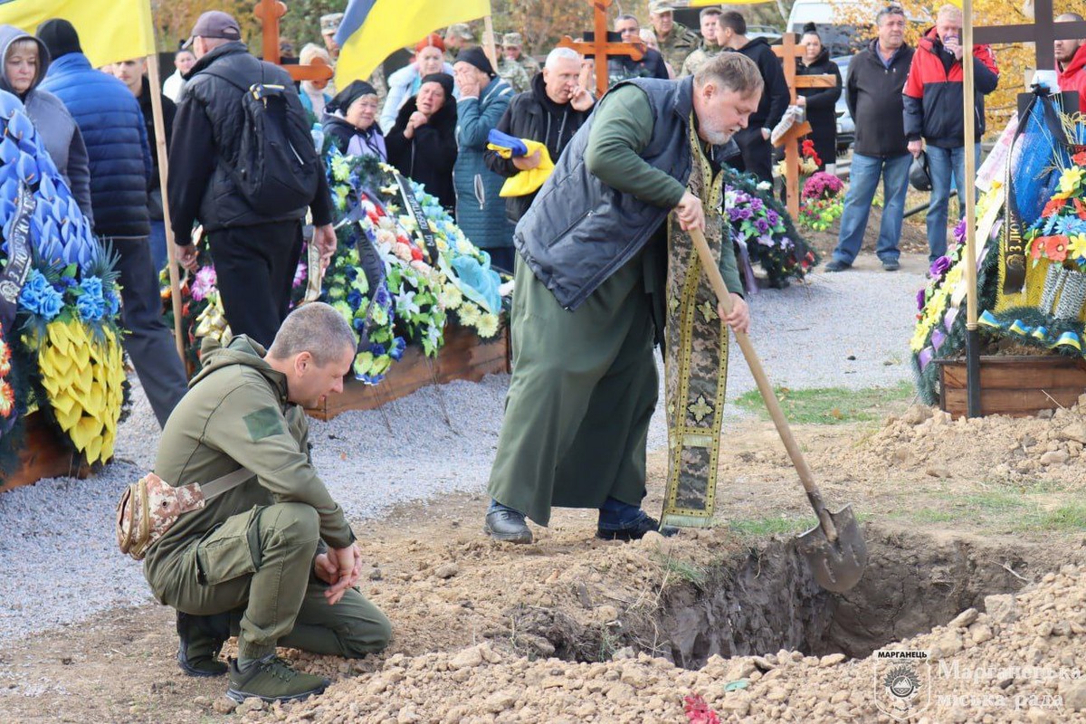 24 жовтня Марганецька громада провела в останню путь ще одного Захисника (фото)