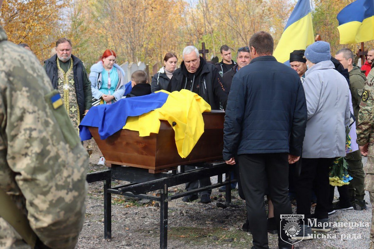24 жовтня Марганецька громада провела в останню путь ще одного Захисника (фото) 1 24 жовтня Марганецька громада провела в останню путь ще одного Захисника (фото) 4