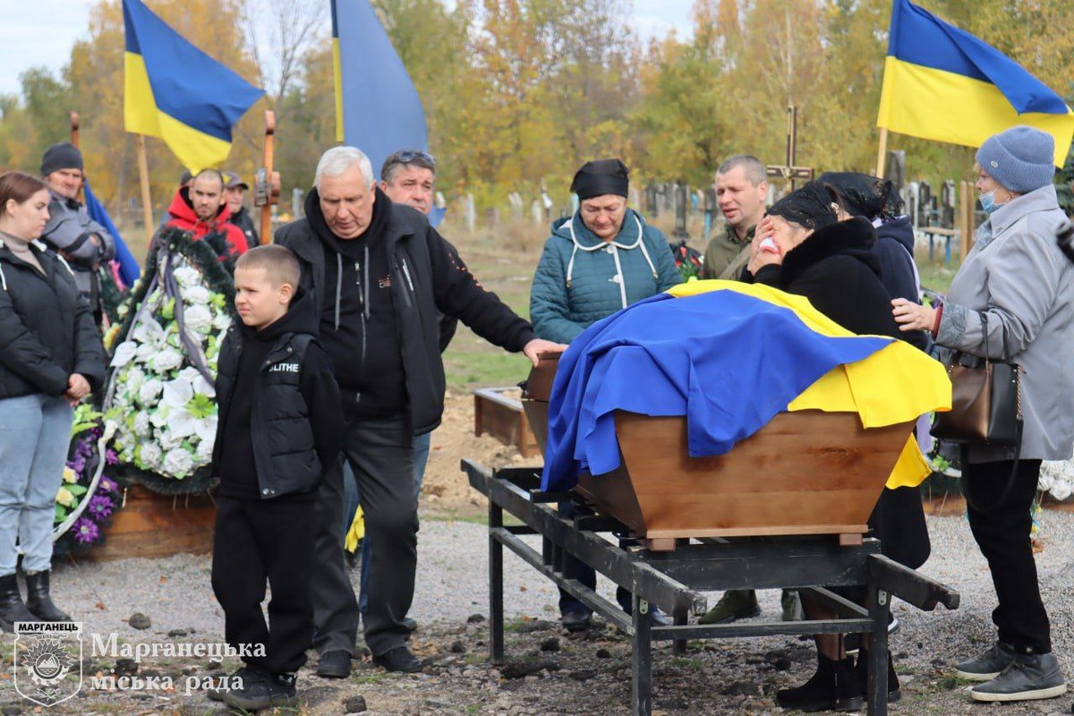 24 жовтня Марганецька громада провела в останню путь ще одного Захисника (фото) 6