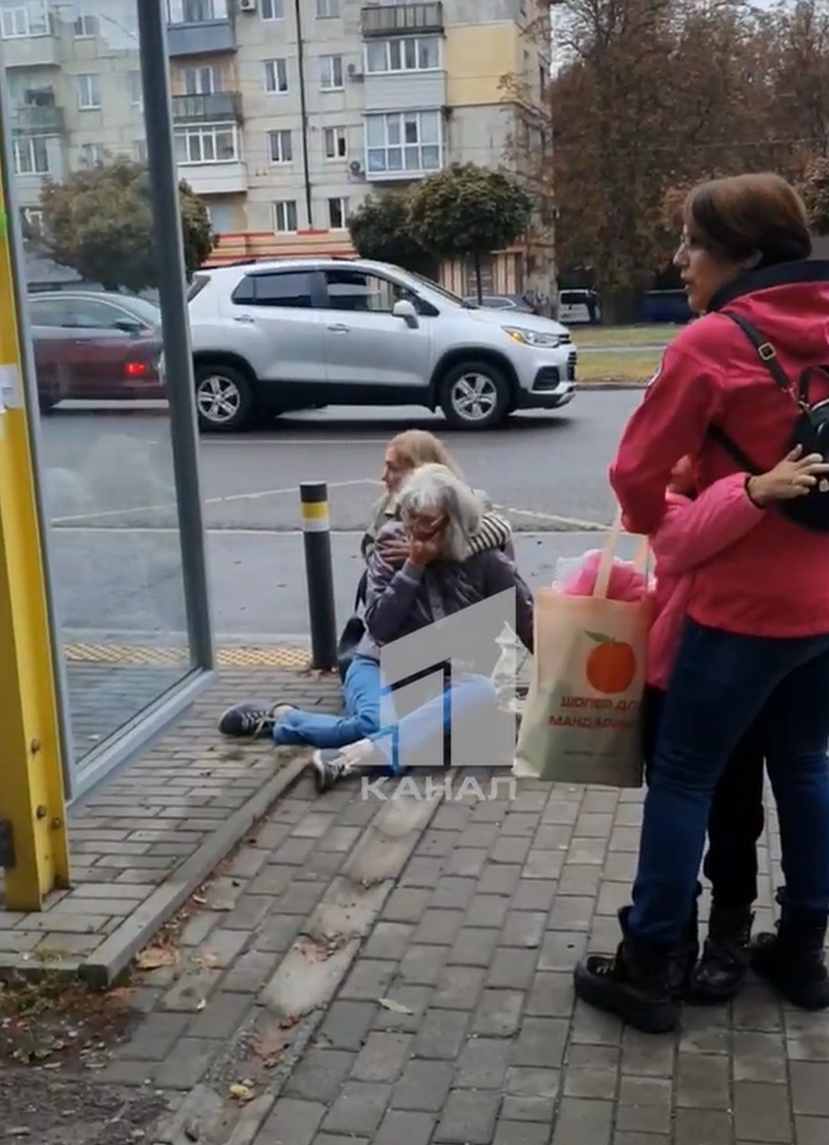 У Дніпрі автівка влетіла в зупинку громадського транспорту