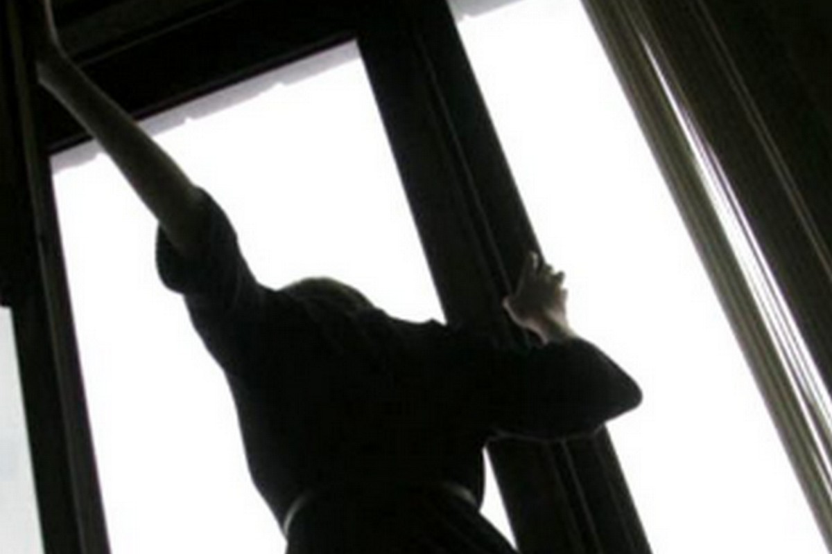 14-річна дівчинка вистрибнула з балкону третього поверху на Дніпропетровщині 1 14-річна дівчинка вистрибнула з балкону третього поверху на Дніпропетровщині