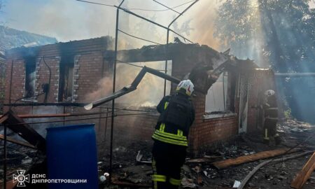 Окупанти зруйнували будинок у Марганці сьогодні – сталася пожежа (фото)