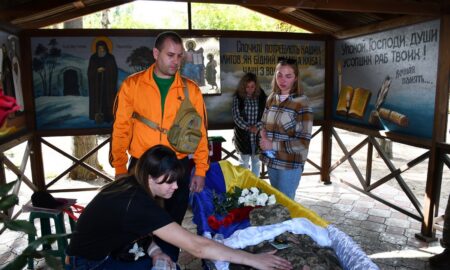 Був мобілізований у березні, двічі за півроку отримав поранення: Нікополь сьогодні прощався з Героєм (фото)