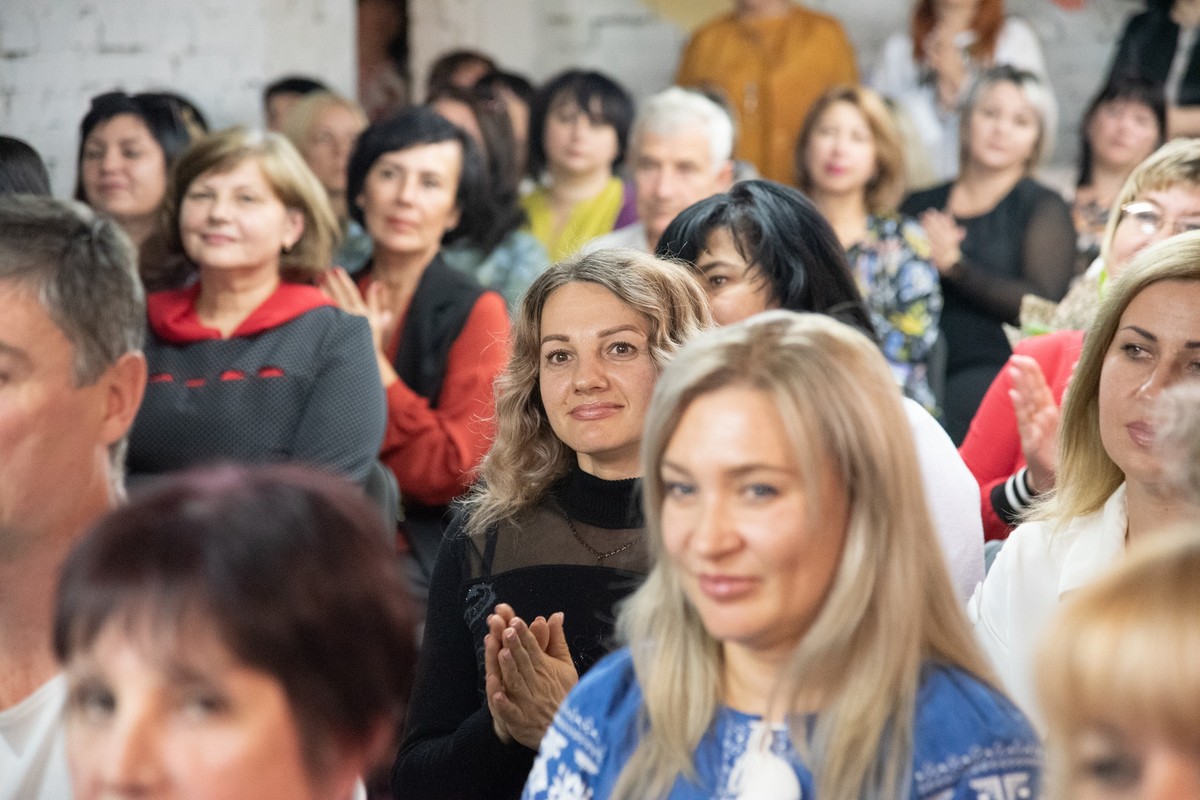 У Нікополі освітян привітали з професійним святом: фото