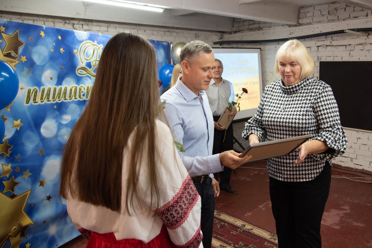 У Нікополі освітян привітали з професійним святом: фото