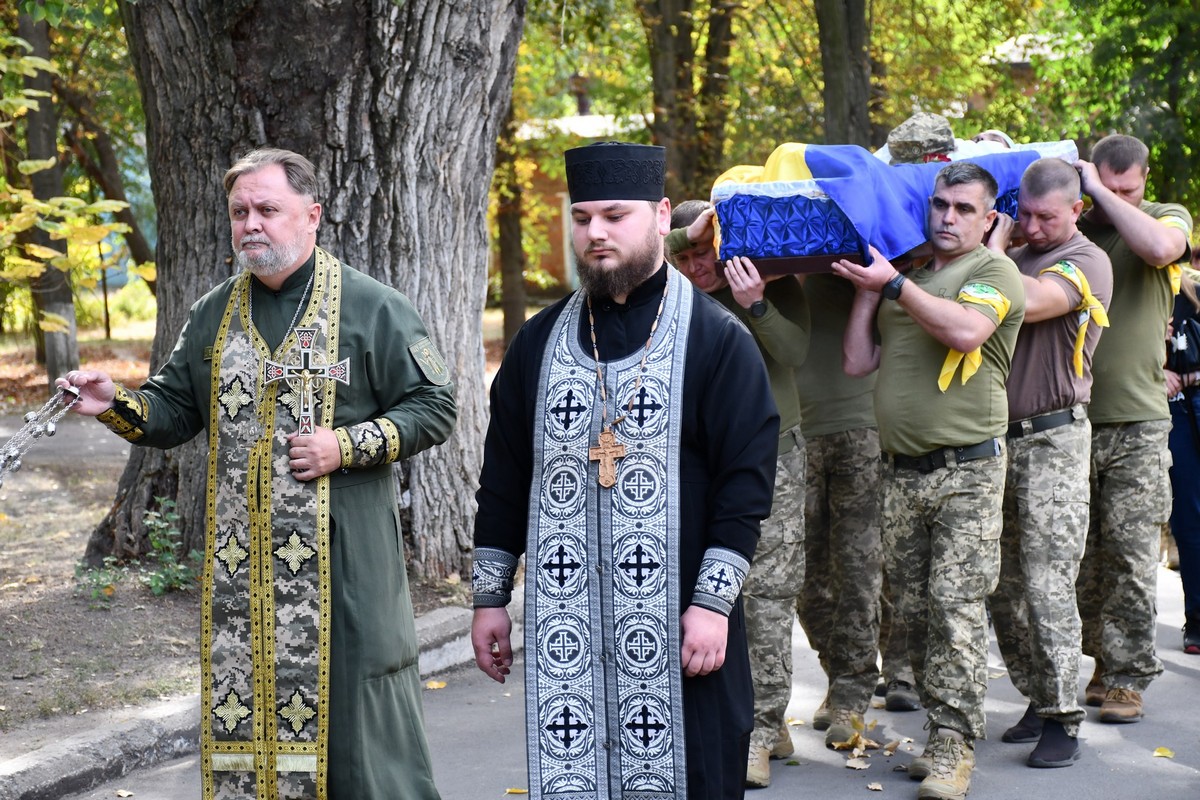 Нікополь сьогодні прощався з Героєм (фото)