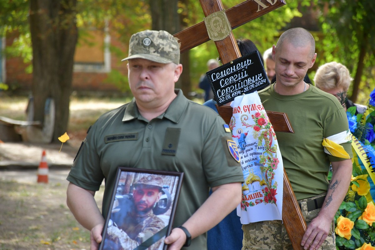 Був мобілізований у березні, двічі за півроку отримав поранення: Нікополь сьогодні прощався з Героєм (фото)