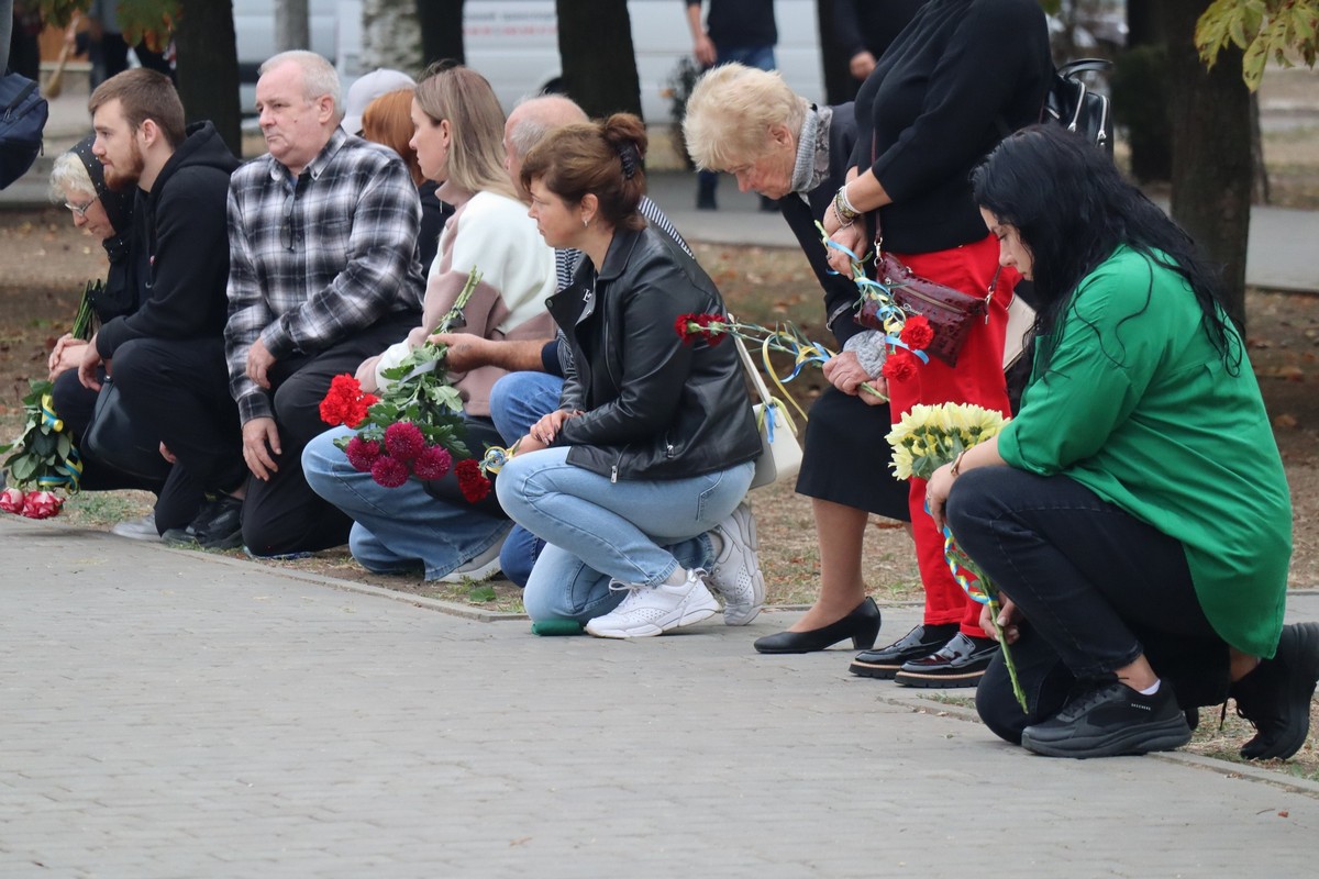 Покров сьогодні прощався з бійцем: фото