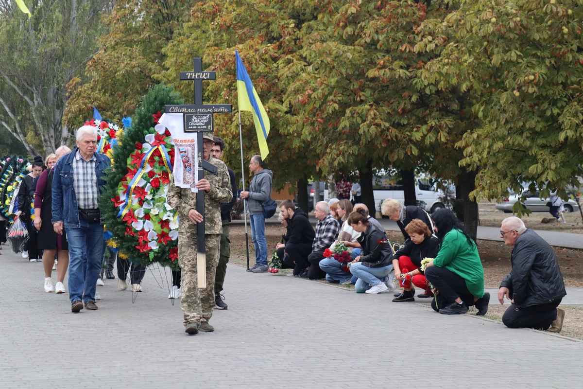 Покров сьогодні прощався з бійцем: фото