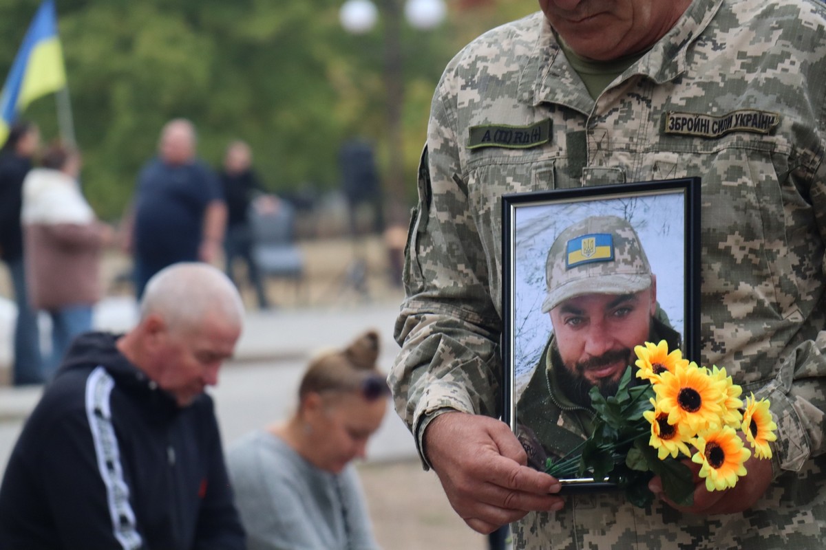 Тиждень не дожив до 44-річчя: Покров сьогодні прощався з бійцем, який загинув у Курській області (фото)