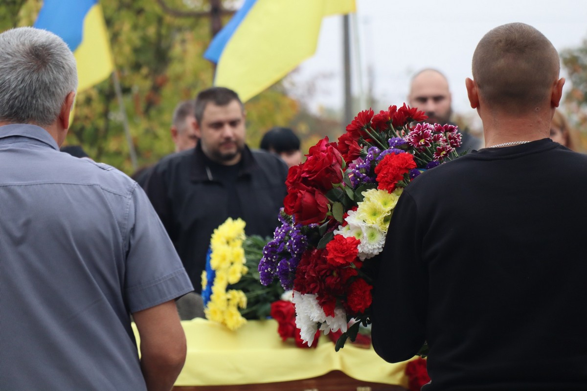 Покров сьогодні прощався з бійцем: фото