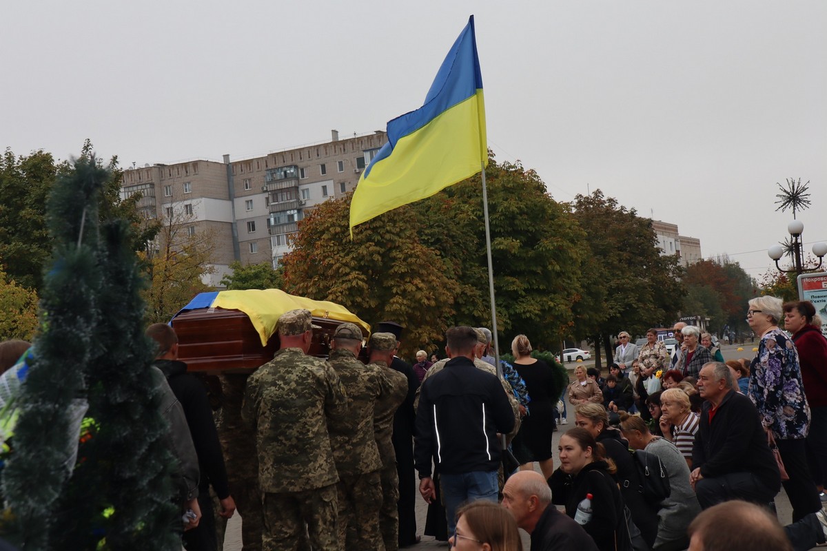 Покров сьогодні прощався з бійцем: фото