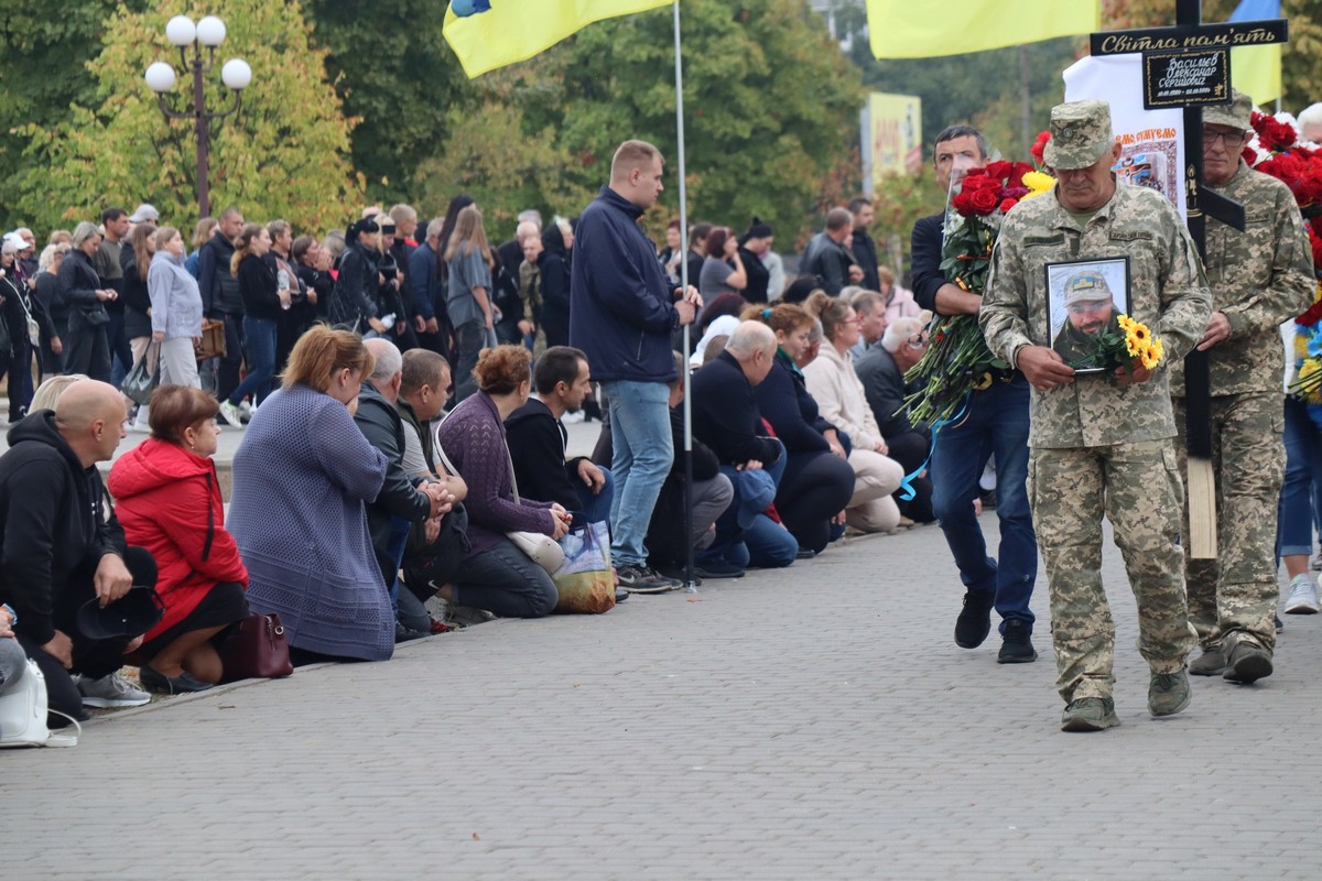 Покров сьогодні прощався з бійцем: фото