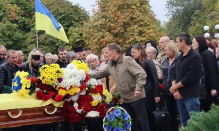 Тиждень не дожив до 44-річчя: Покров сьогодні прощався з бійцем, який загинув у Курській області (фото)