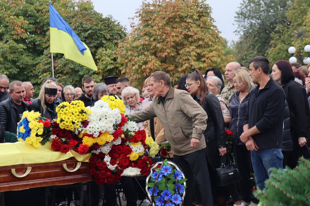 Покров сьогодні прощався з бійцем: фото