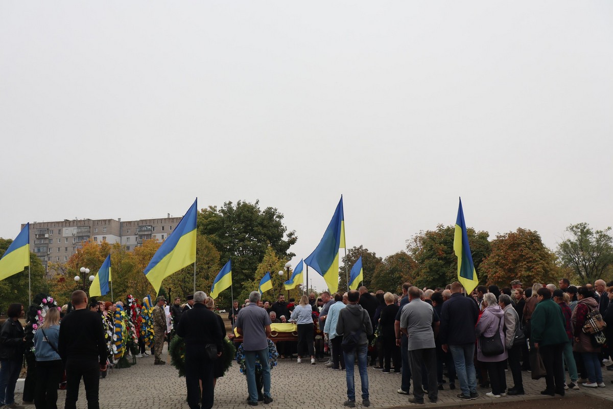 Покров сьогодні прощався з бійцем: фото