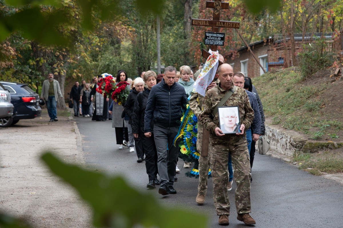  У Нікополі сьогодні провели в останню путь Захисника (фото)