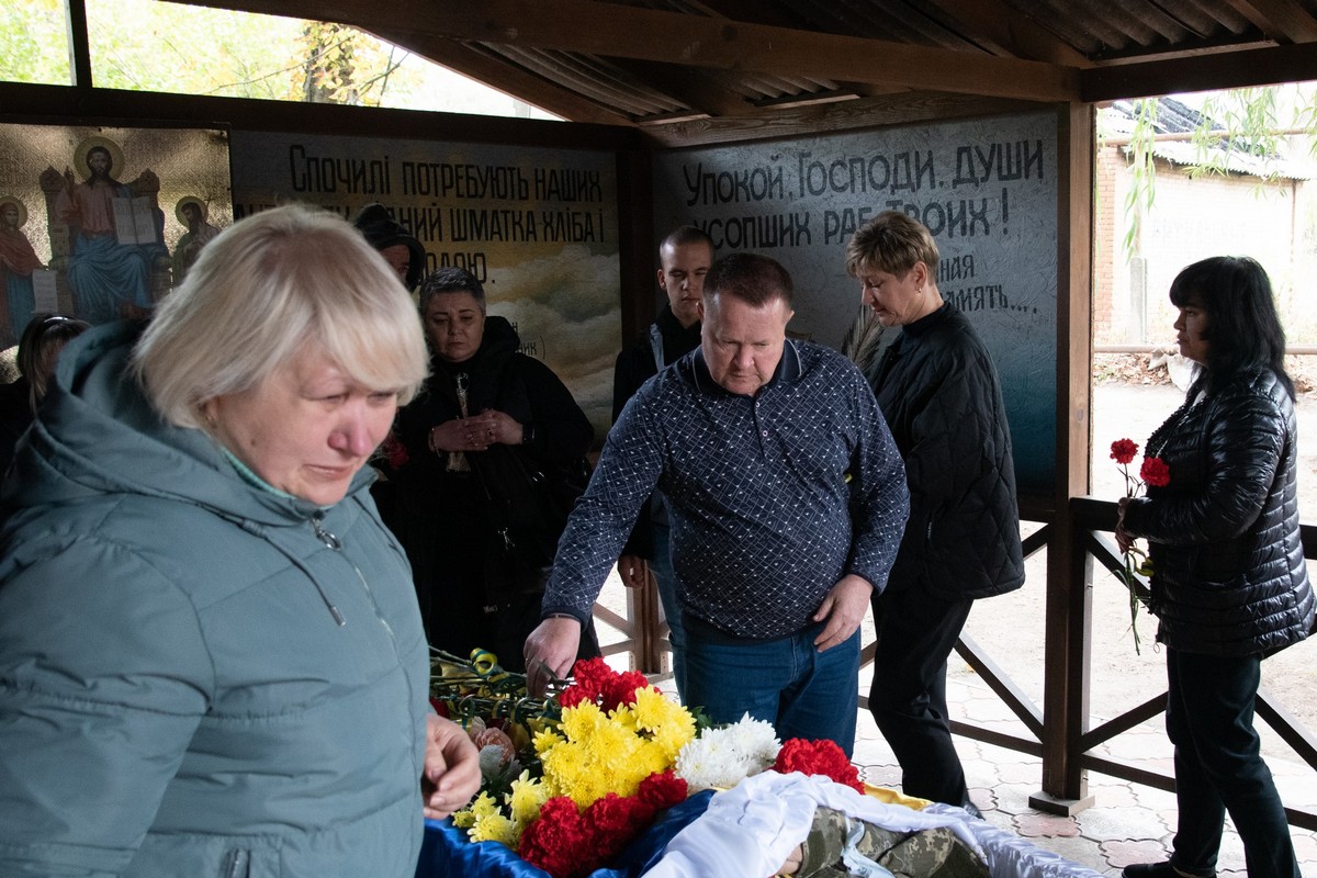  У Нікополі сьогодні провели в останню путь Захисника (фото)