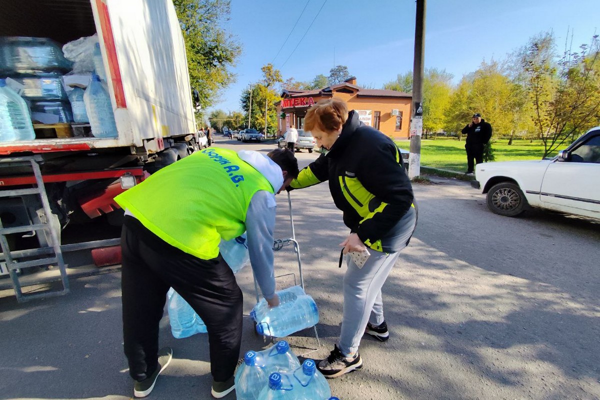 «Вперше за два роки настрій був пригнічений»: мешканцям Томаківки роздали воду, але люди вже не радіють…