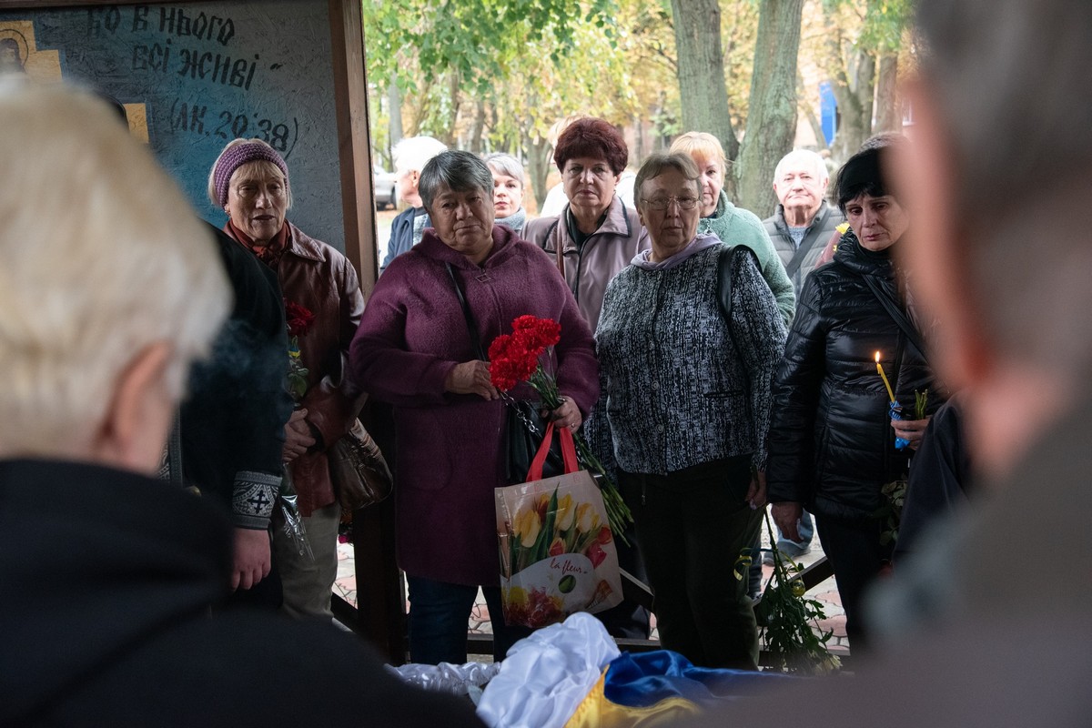  У Нікополі сьогодні провели в останню путь Захисника (фото)