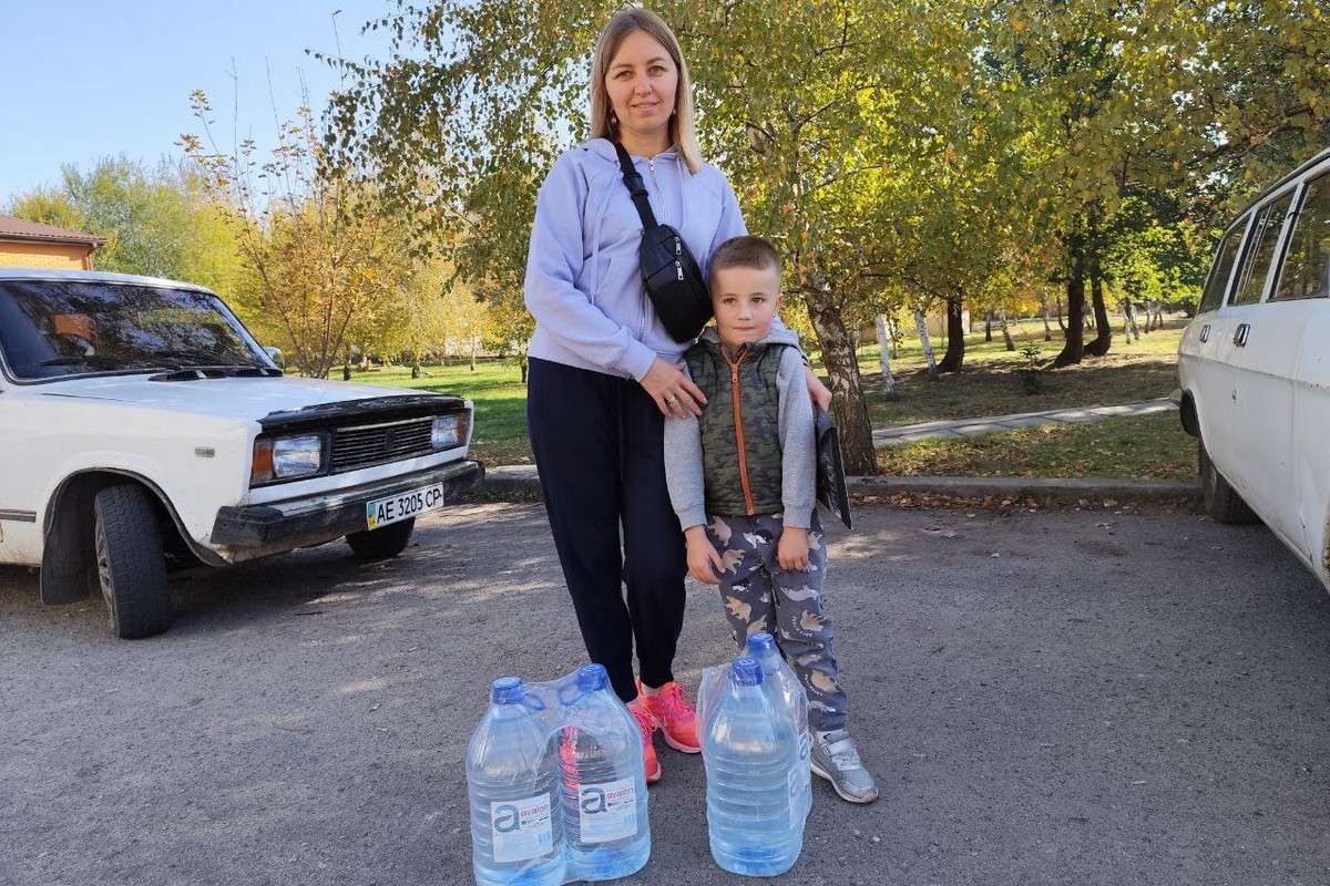 «Вперше за два роки настрій був пригнічений»: мешканцям Томаківки роздали воду, але люди вже не радіють…