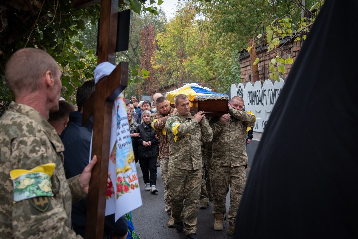  У Нікополі сьогодні провели в останню путь Захисника (фото)