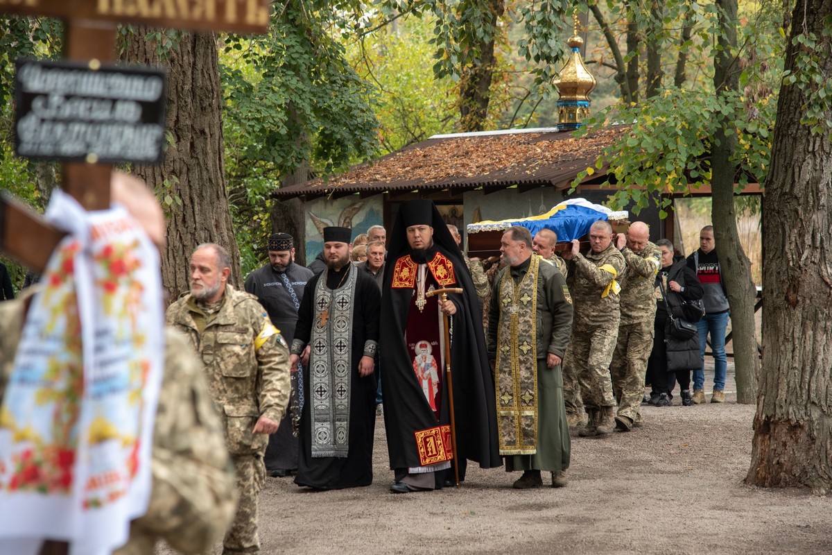  У Нікополі сьогодні провели в останню путь Захисника (фото)