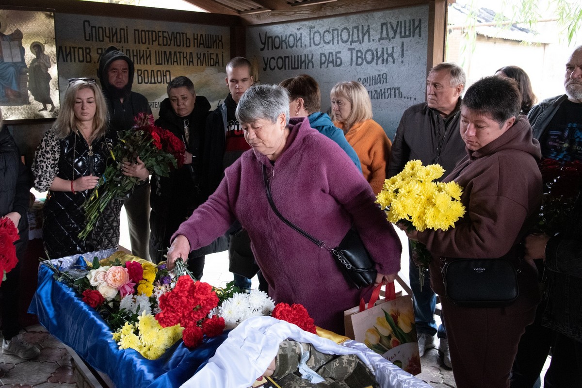  У Нікополі сьогодні провели в останню путь Захисника (фото)