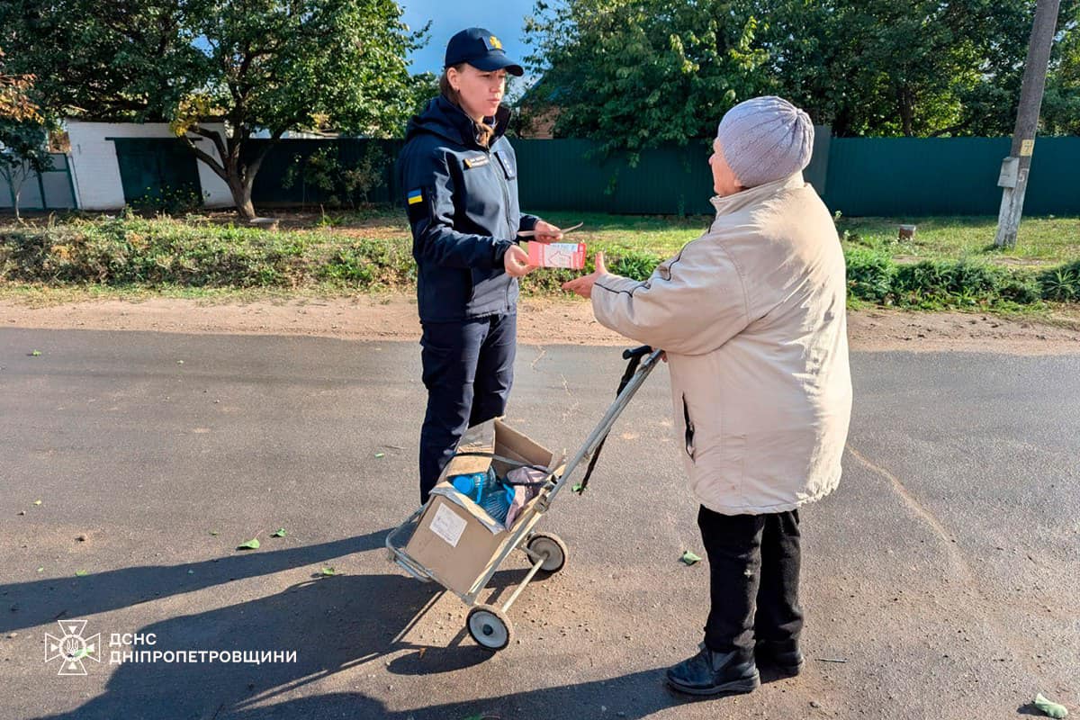 На вулицях Покрова рятувальники провели бесіди з мешканцями: фото