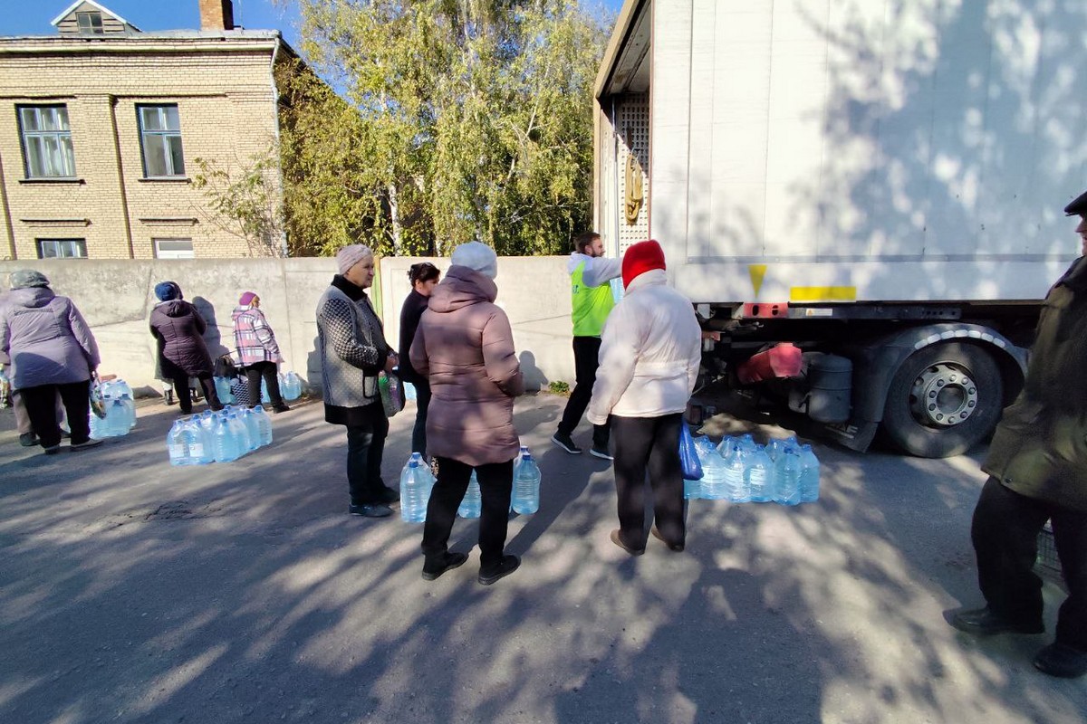 «Вперше за два роки настрій був пригнічений»: мешканцям Томаківки роздали воду, але люди вже не радіють…