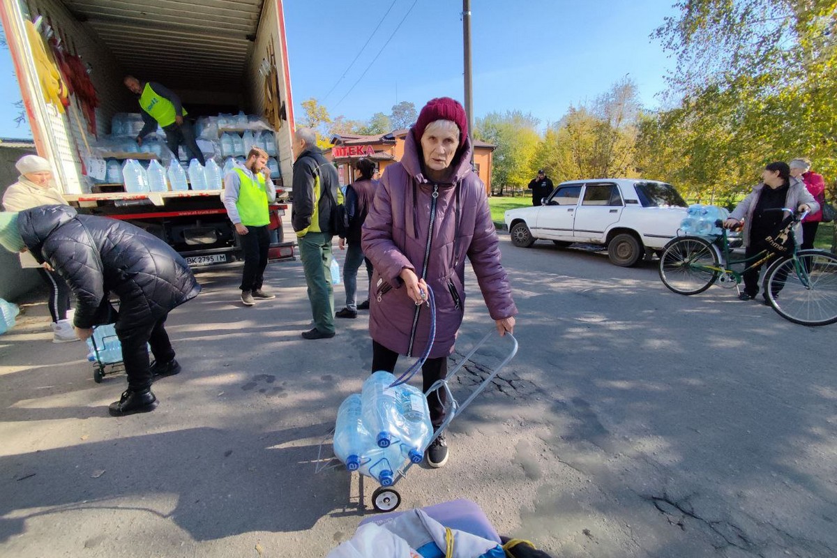 «Вперше за два роки настрій був пригнічений»: мешканцям Томаківки роздали воду, але люди вже не радіють…