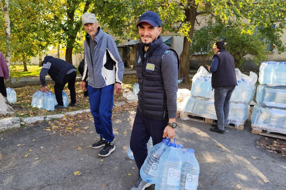 «Вперше за два роки настрій був пригнічений»: мешканцям Томаківки роздали воду, але люди вже не радіють…