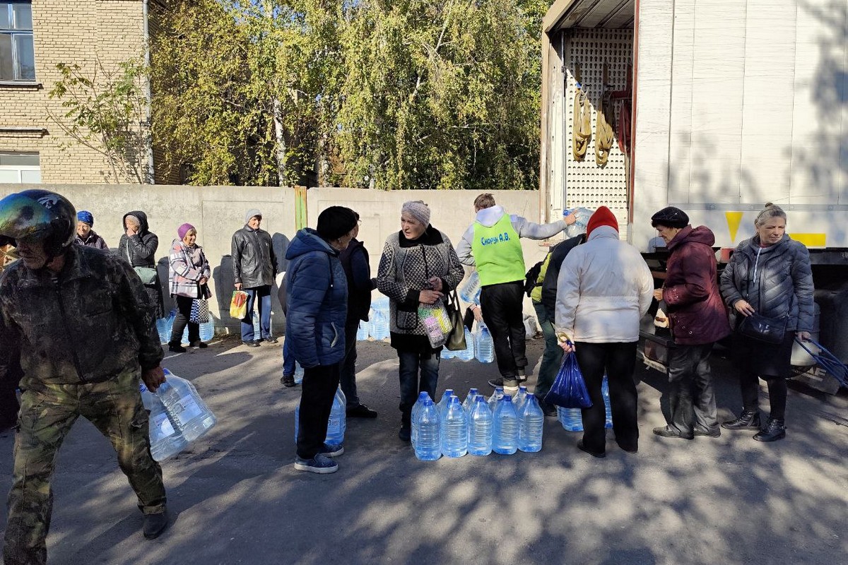 «Вперше за два роки настрій був пригнічений»: мешканцям Томаківки роздали воду, але люди вже не радіють…