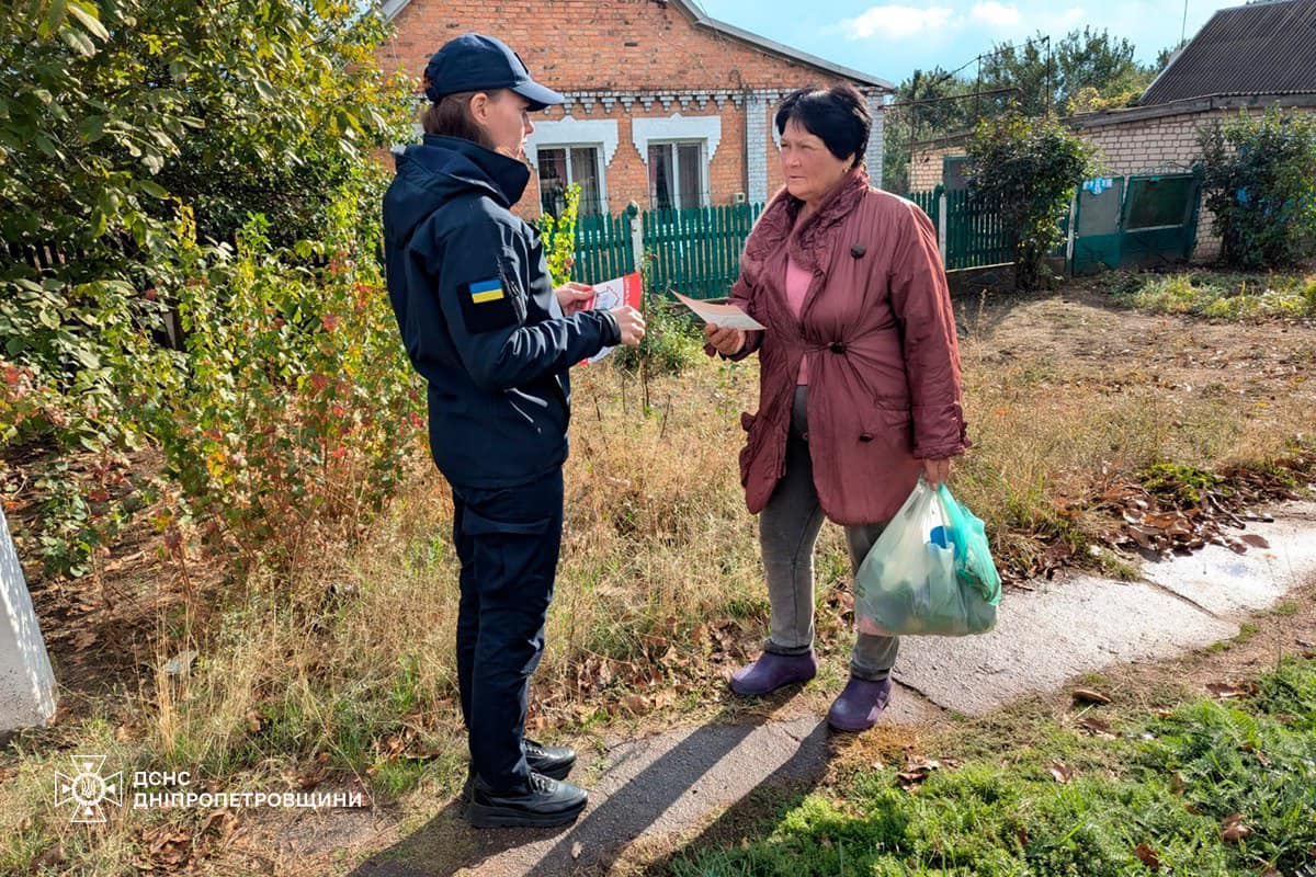 На вулицях Покрова рятувальники провели бесіди з мешканцями: фото