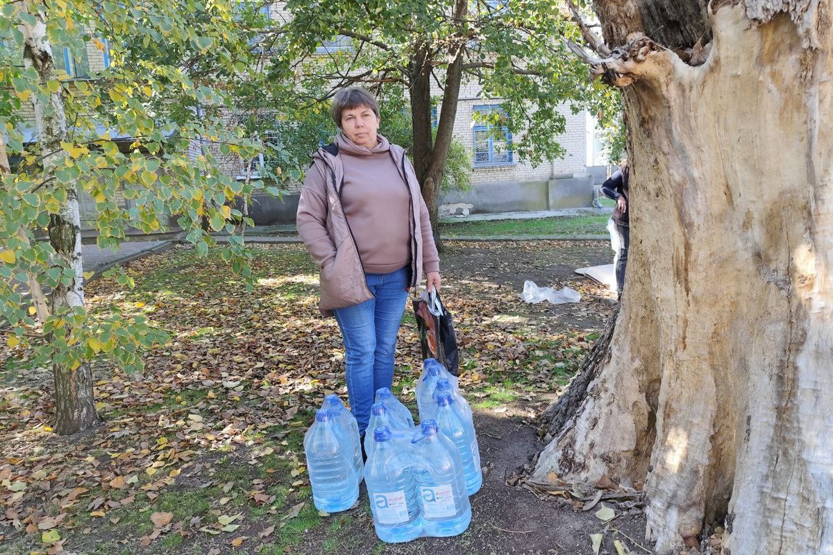 «Вперше за два роки настрій був пригнічений»: мешканцям Томаківки роздали воду, але люди вже не радіють…