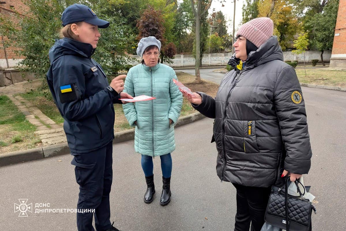 На вулицях Покрова рятувальники провели бесіди з мешканцями