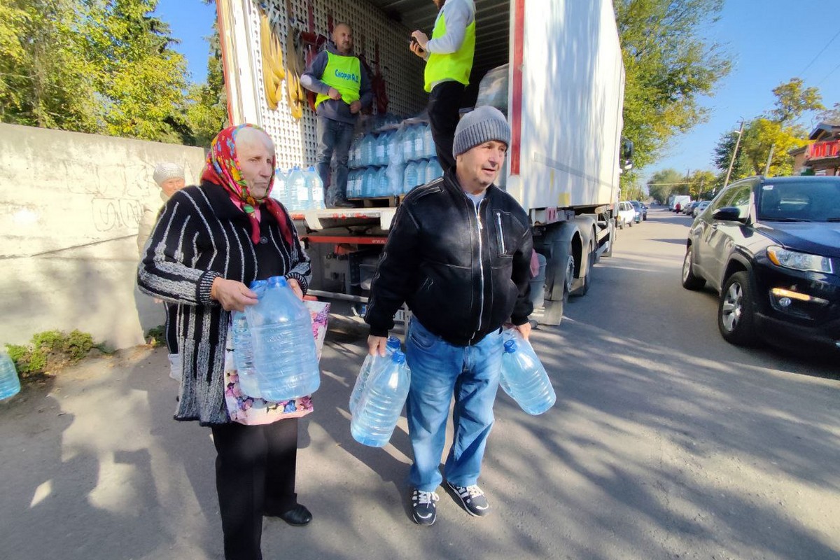 «Вперше за два роки настрій був пригнічений»: мешканцям Томаківки роздали воду, але люди вже не радіють…