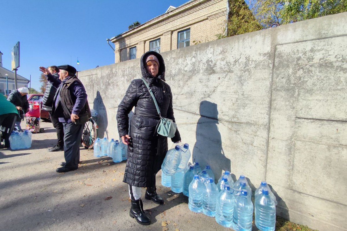 «Вперше за два роки настрій був пригнічений»: мешканцям Томаківки роздали воду, але люди вже не радіють…