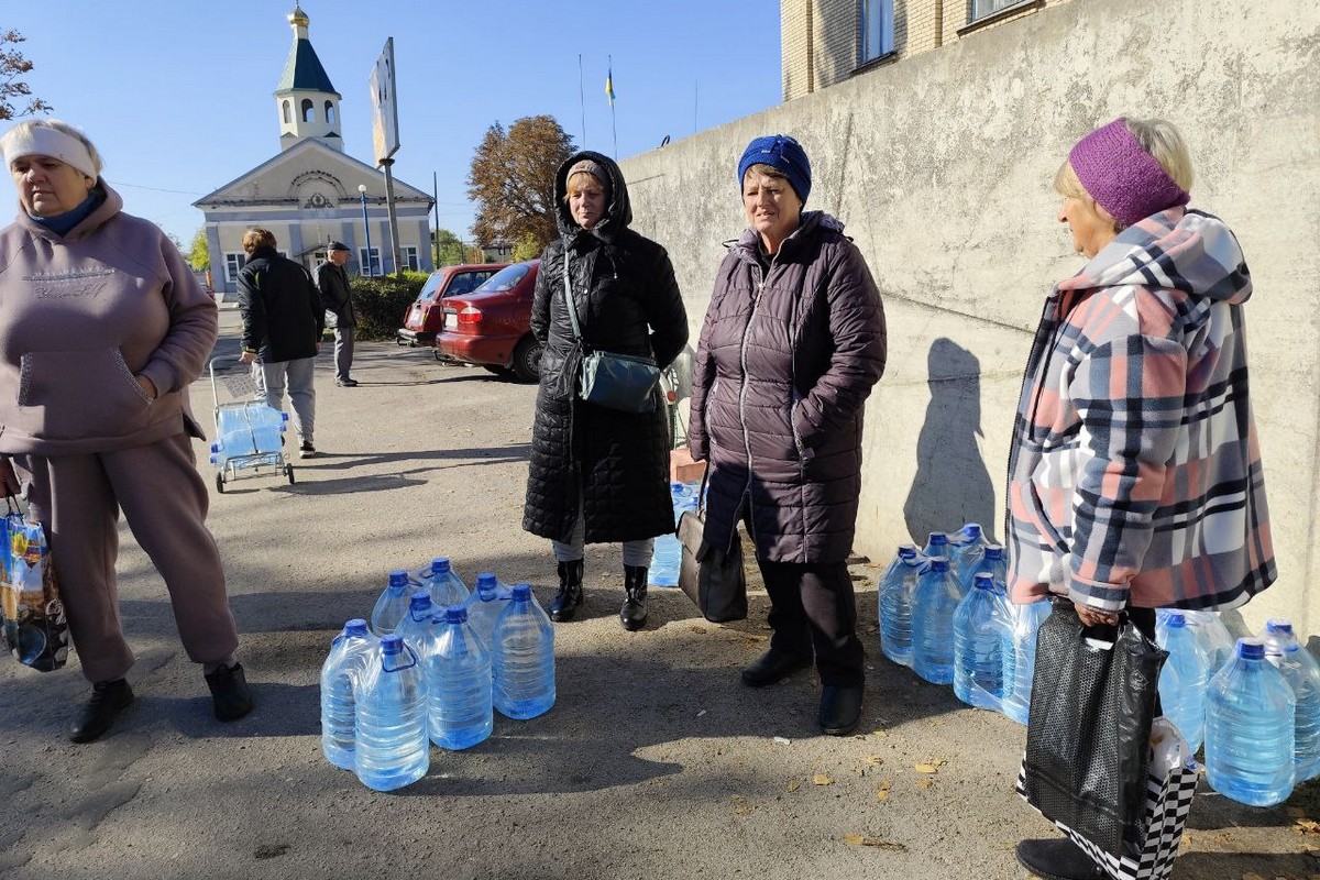 «Вперше за два роки настрій був пригнічений»: мешканцям Томаківки роздали воду, але люди вже не радіють…