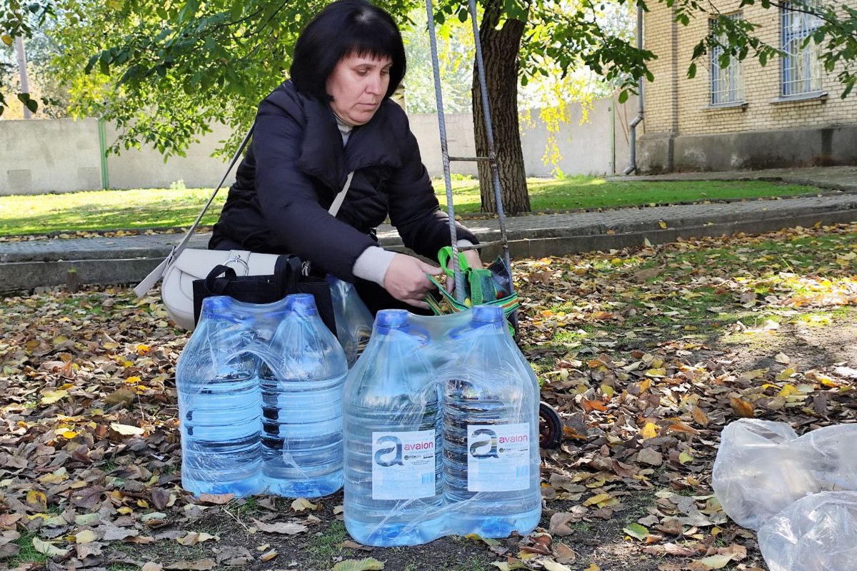 «Вперше за два роки настрій був пригнічений»: мешканцям Томаківки роздали воду, але люди вже не радіють…