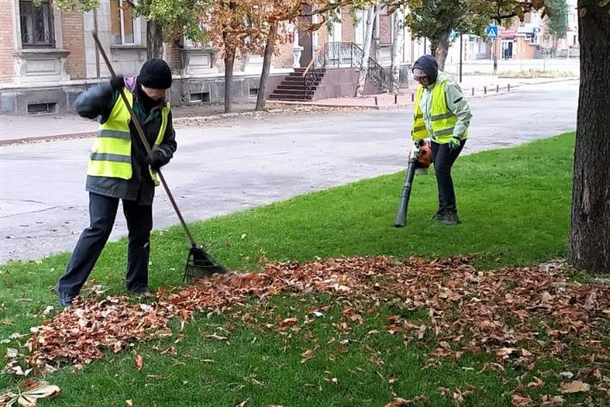 «Ці роботи символізують надію на краще»: у обстріляному Нікополі підрізають троянди, збирають листя, косять траву