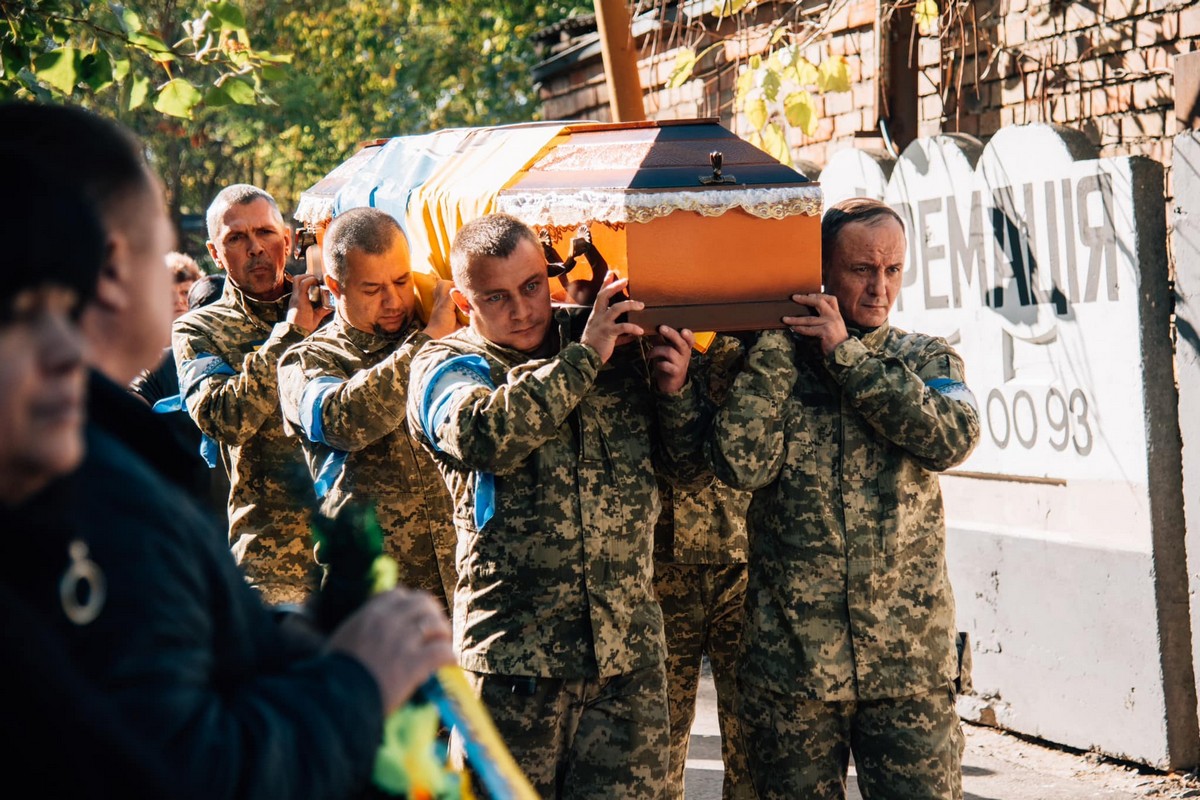 Був добрим, щирим і працьовитим: у Нікополі сьогодні провели в останню путь Героя (фото)