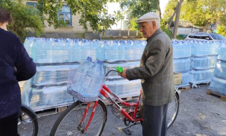 «Вперше за два роки настрій був пригнічений»: мешканцям Томаківки роздали воду, але люди вже не радіють…